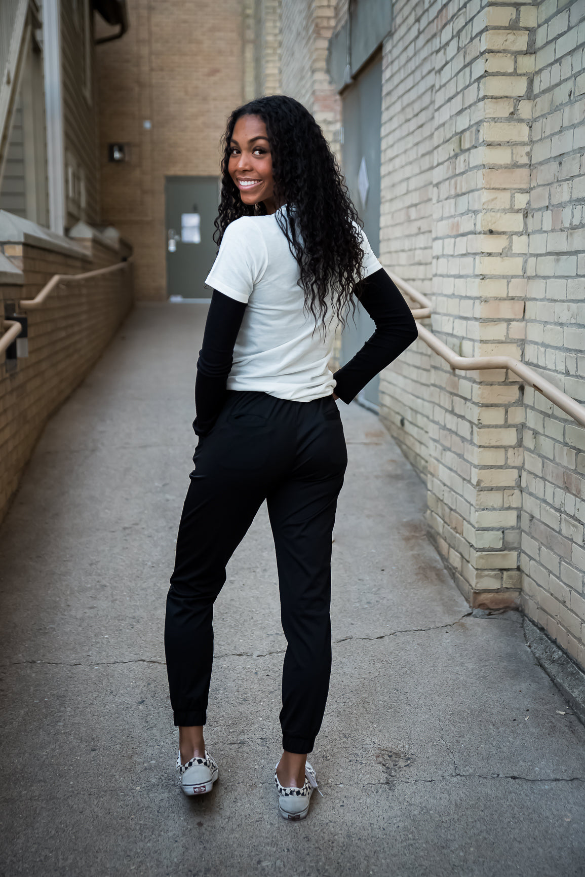 Black Sweatpants Outfits: What to Wear With Black Sweatpants